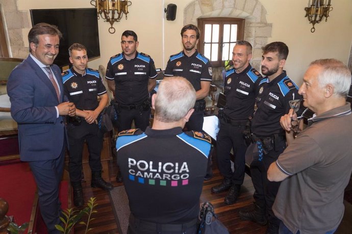 Archivo - El alcalde de Camargo, Diego Movellán, con policías locales