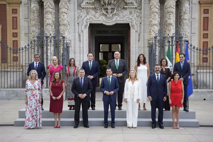 El presidente de la Junta de Andalucía, Juanma Moreno (c), junto a los consejeros, imagen de archivo. 