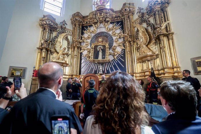 Bajada del cuadro de la Virgen por el piquete del Cuerpo de Bomberos del Ayuntamiento de Madrid, con motivo de la festividad de la Virgen de la Paloma, en la Iglesia de la Virgen de la Paloma, a 15 de agosto de 2024, en Madrid (España).