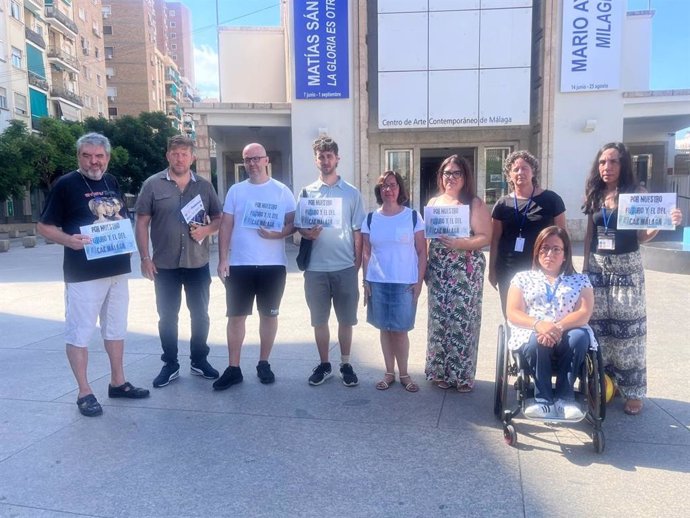 El concejal de Con Málaga Nico Sguiglia con trabajadores del CAC.