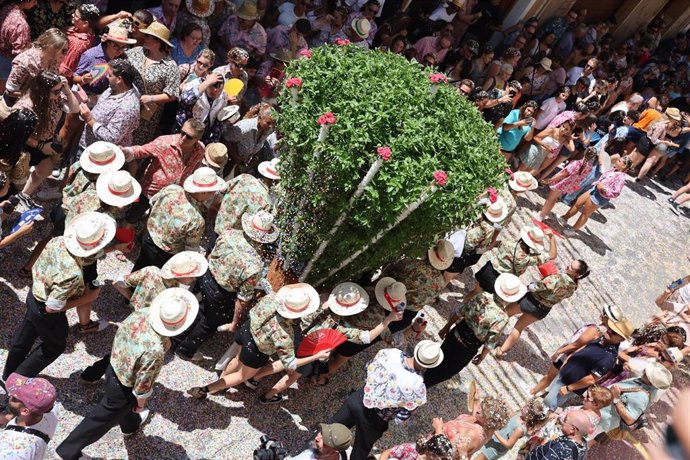 Bétera pasea sus 'Alfàbegues' entre 13 toneladas de confeti en honor a la Virgen de la Asunción