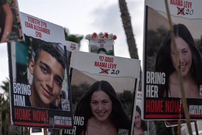 Carteles de los rehenes secuestrados por el Movimiento de Resistencia Islámica (Hamás) durante los ataques del 7 de octubre