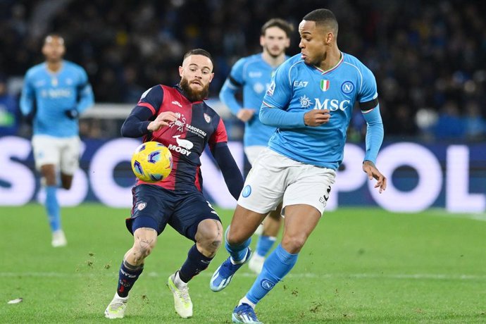 Archivo - Nahitan Nandez of Cagliari Calcio competes for the ball with Natan of SSC Napoli during the Italian championship Serie A football match between SSC Napoli and Cagliari Calcio on December 16, 2023 at Diego Armando Maradona Stadium in Naples, Ital