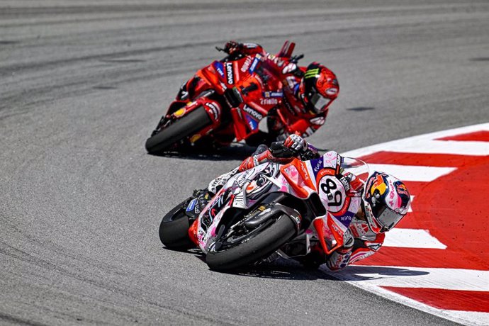 Archivo - Jorge Martín rueda por delante de Francesco Bagnaia en el Gran Premio de Catalunya 2024