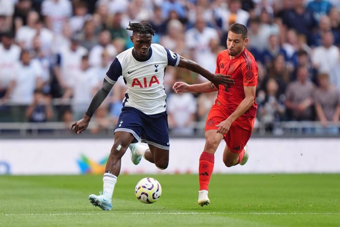 Yves Bissouma conduce la pelota en el amistoso entre el Tottenham y el Bayern Múnich