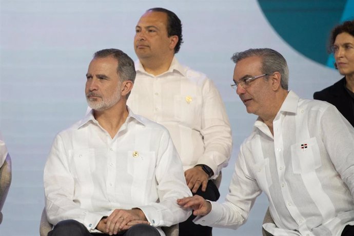 Archivo - EL Rey Felipe VI, y el presidente de República Dominicana, Luis Abinader, conversan en el acto inaugural de la XXVIII Cumbre Iberoamericana de Jefes de Estado y de Gobierno, a 24 de marzo de 2023, en Santo Domingo (República Dominicana).