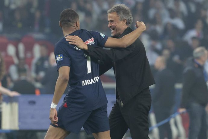 Archivo - Luis Enrique Martínez felicita a Kylian Mbappé tras un partido del PSG en la temporada 23-24