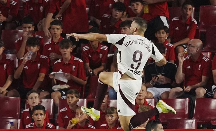 Higinio Martín celebra el 1-2 del Albacete Balompié ante el Granada CF en LaLiga Hypermotion 2024-2025