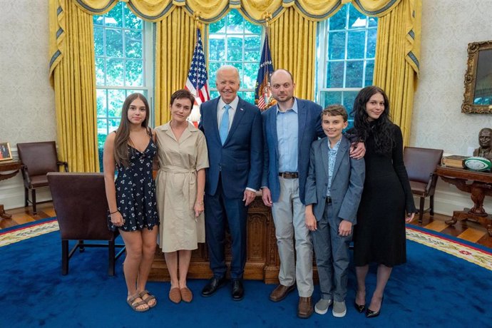 El presidente de EEUU, Joe Biden, recibe al opositor ruso Vladimir Kara Murza y a su familia en la Casa Blanca