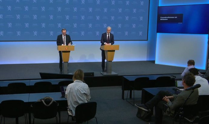 Archivo - OSLO, May 22, 2024  -- This video screenshot provided by Norwegian Government shows Norwegian Prime Minister Jonas Gahr Store (R) and Foreign Minister Espen Barth Eide attending a press conference in Oslo, capital of Norway, May 22, 2024. TO GO 