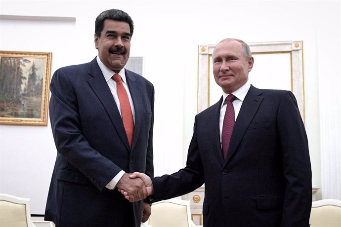 Archivo - FILED - 25 September 2019, Russia, Moscow: Russian President Vladimir Putin shakes hands with Venezuelan President Nicolas Maduro (L) during their meeting at the Kremlin. Photo: ---/Kremlin/dpa - ATTENTION: editorial use only and only if the cre