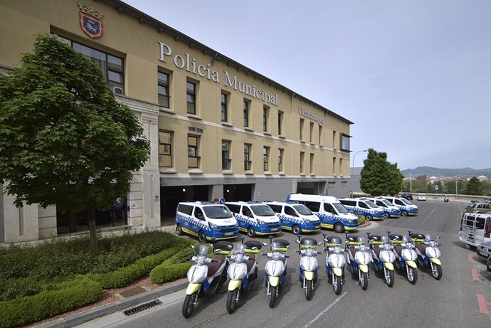 Archivo - Vehículos de la Policía Municipal de Pamplona.