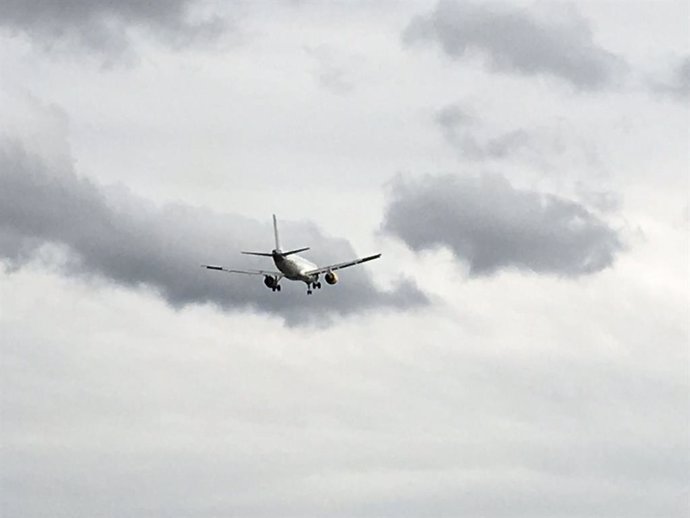 Archivo - Un aviónn sobrevuela el aeropuerto de Bilbao