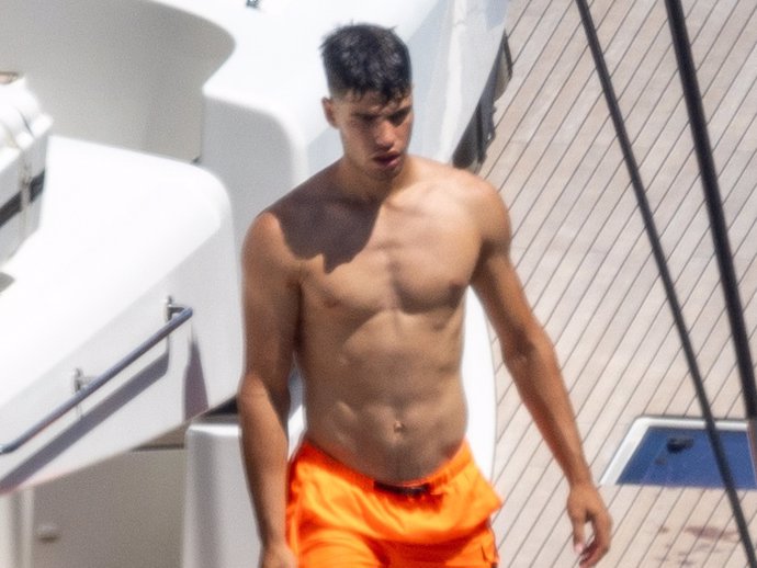 Carlos Alcaraz junto a unos amigos en un barco durante sus vacaciones en Palma de Mallorca