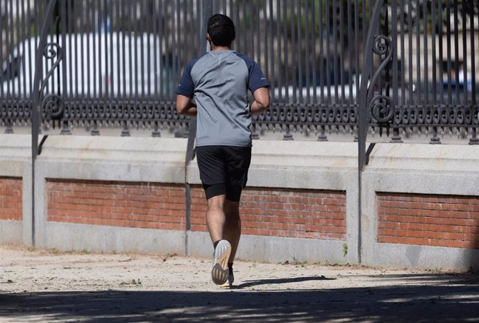 Archivo - Una persona corriendo en el Parque de El Retiro, a 17 de abril de 2024, en Madrid (España).