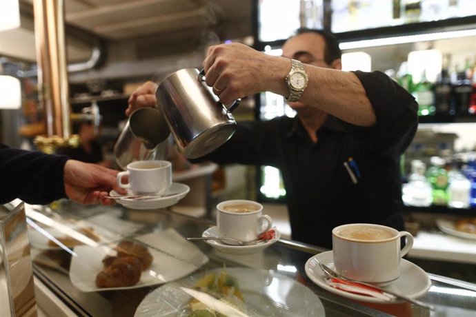 Archivo - Un camarero sirve un café en un restaurante.