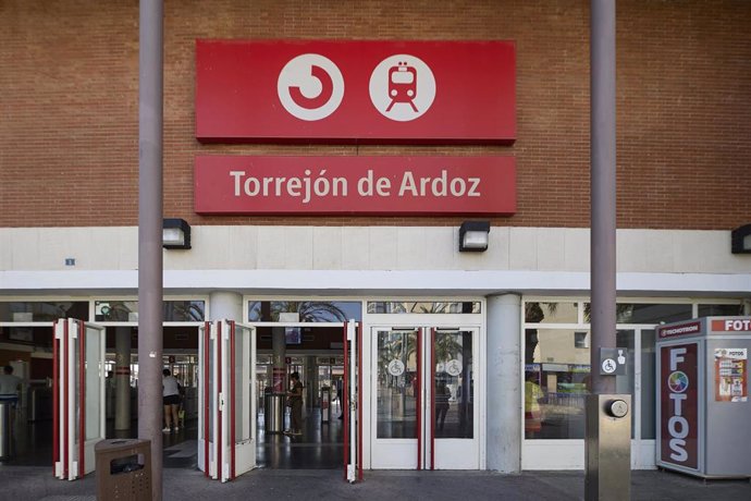 Archivo - Una de las entradas de la estación de Cercanías de Torrejón de Ardoz, a 25 de agosto de 2023, en Torrejón de Ardoz, Madrid (España).