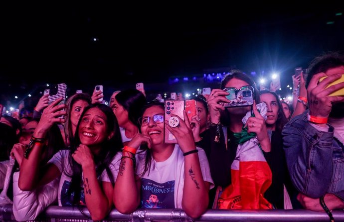 Archivo - Público tomando fotografías y vídeos en un concierto. 