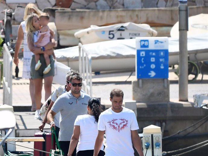 Rafa Nadal, su hijo Rafael, su hermana Maribel y su madre, Ana María Parera, embarcan en su gran yate para salir a navegar por Mallorca