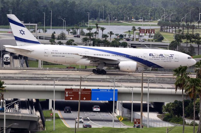 Archivo - 09 July 2019, US, Orlando: El Al Israel Airlines Boeing 777 crosses the jet bridge as it prepares to take off on its first non-stop flight from Orlando to Tel Aviv. Photo: Joe Burbank/TNS via ZUMA Wire/dpa