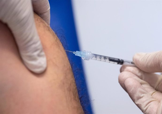 Archivo - FILED - 14 July 2022, Bavaria, Munich: An employee vaccinates a man against monkeypox with Bavarian Nordic's vaccine (Imvanex / Jynneos) at Klinikum rechts der Isar. Cases of the infectious viral disease mpox are continuing to occur around the w