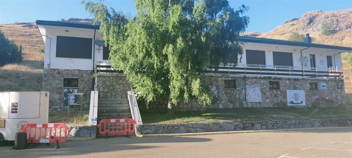 Cafetería de la Cueva de Valporquero que se encuentra cerrada actualmente".