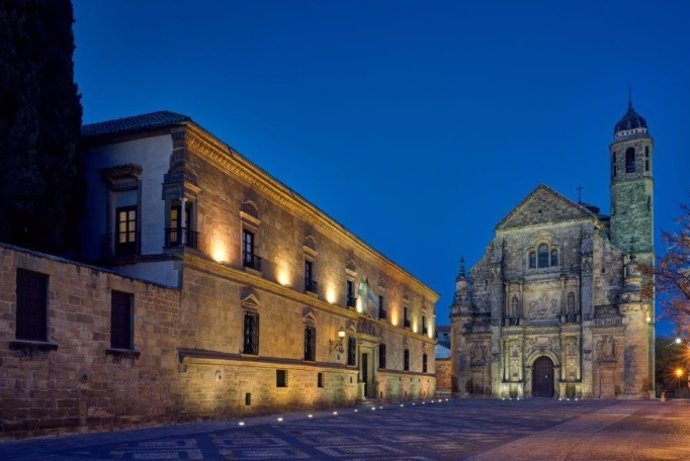 Archivo - El Parador de Turismo Úbeda (i), junto a la Sacra Capilla del Salvador.