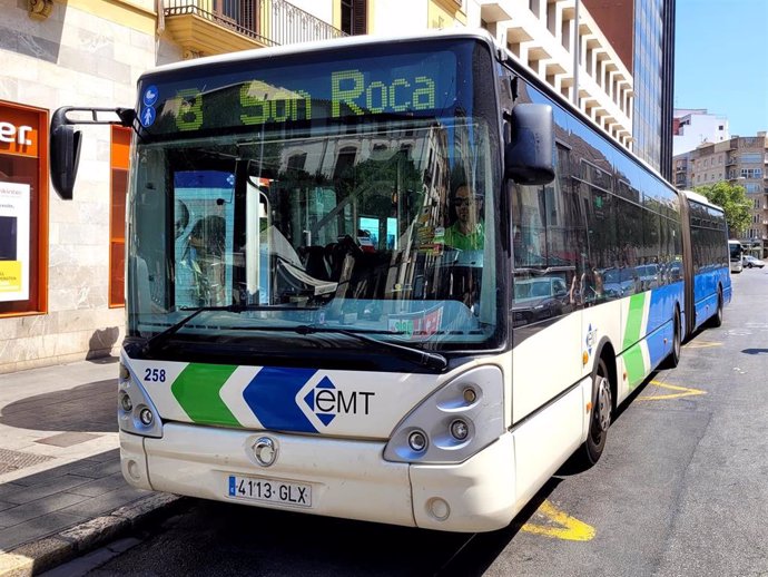 Archivo - Bus de la EMT Palma de la Línea 8.