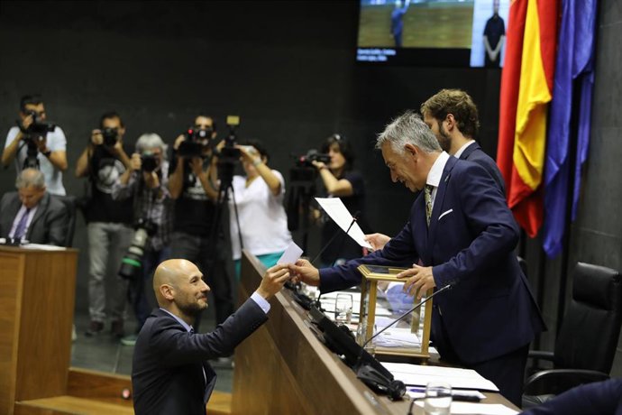Archivo - Imagen de archivo del parlamentario de UPN Iñaki Iriarte durante una votación en el Parlamento de Navarra