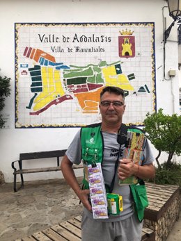 El vendedor de la ONCE Francisco Javier Castillo es quien ha llevado la suerte y la ilusión a esta pequeña localidad situada al sur de la comarca de Antequera