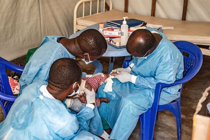 Trabajadores médicos atienden a un niño enfermo de mpox cerca de Goma, en República Democrática del Congo