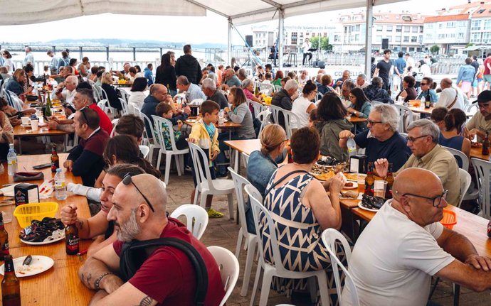 Comensales en la carpa gastronómica