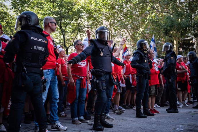 Archivo - Agentes de Policía frente a decenas de aficionados del FC Union Berlin en el Paseo de la Castellana, a 20 de septiembre de 2023, en Madrid (España).