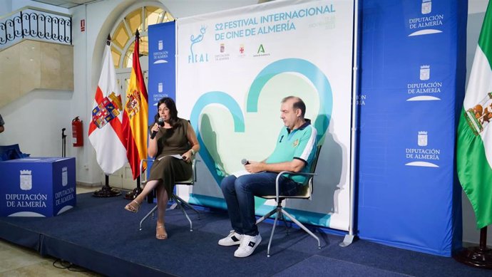 La diputada de Cultura, Cine e Identidad Almeriense, Almudena Morales,  y el director de Fical, Enrique Iznaola.