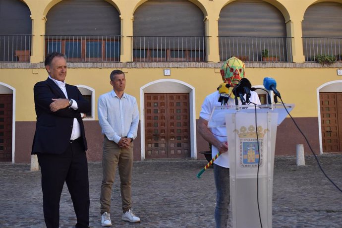 El alcalde de Tarazona, Tono Jaray, el concejal de Festejos, José Antonio Docando, y el Cipotegato 2024.