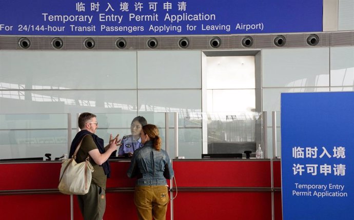 Archivo - Control de pasajeros en el aeropuerto internacional de Pekín