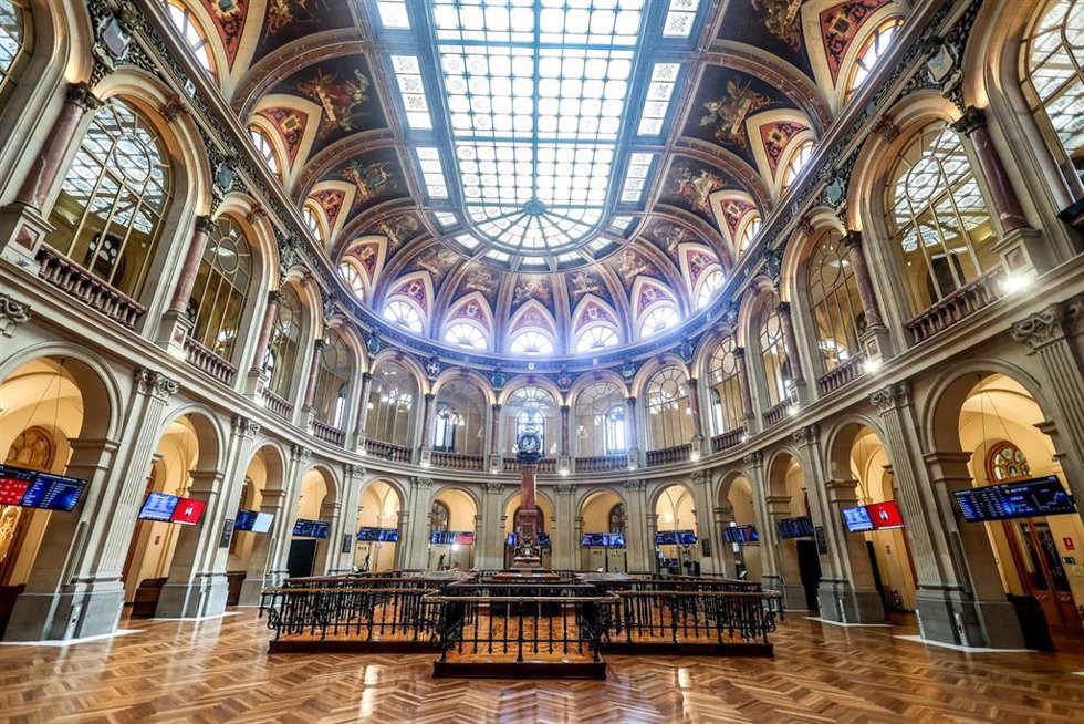 Vista general del Palacio de la Bolsa de Madrid, en Madrid (España)