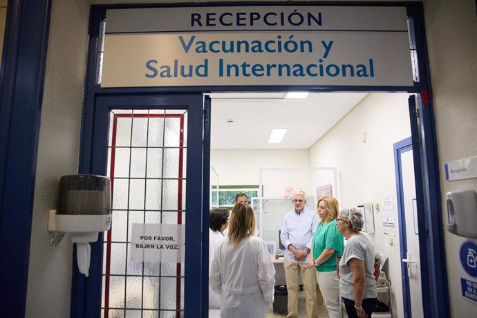 La vicealcaldesa y delegada de Seguridad y Emergencias, Inmaculada Sanz (2d), y el gerente de Madrid Salud, Antonio Prieto (3d), durante una visita al centro de vacunación internacional de Madrid Salud, a 16 de agosto de 2024, en Madrid (España). 