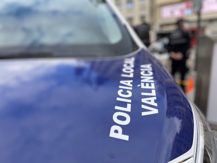 Archivo - Imagen de un coche de la Policía Local de València