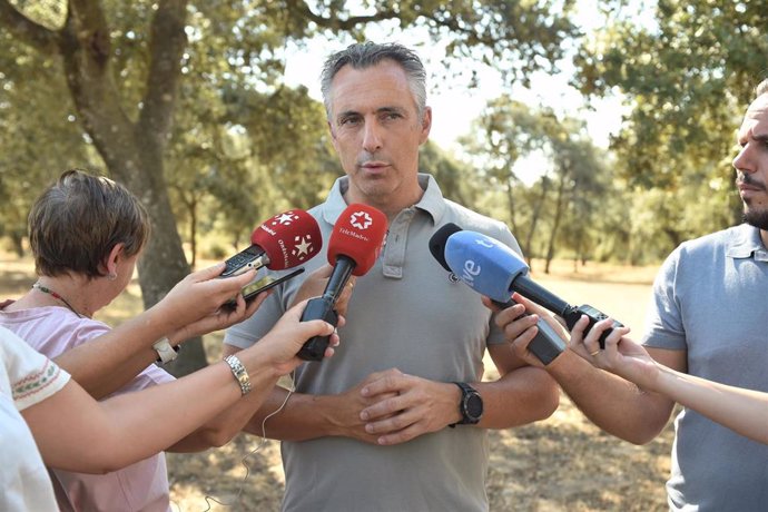 El consejero de Medio Ambiente, Agricultura e Interior de la Comunidad de Madrid, Carlos Novillo, atiende a medios, a 13 de agosto de 2024, en Tres Cantos, Madrid (España). 