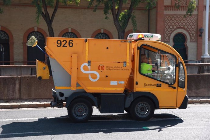 Un vehículo de la empresa municipal de limpieza Lipasam circula por el centro de Sevilla