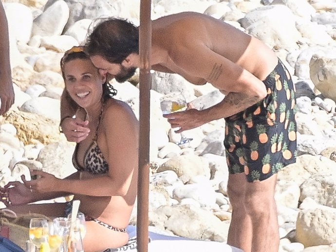 Javier Ungría y Raquel Arias, de lo más cariñosos en las playas de Ibiza