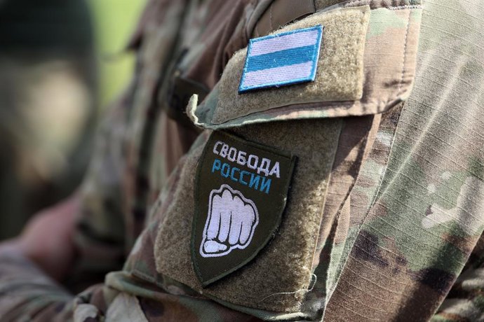 Archivo - May 24, 2023, Ukraine: white flag and the logo of the Liberty of Russia Legion are seen during a briefing near the border in northern Ukraine.