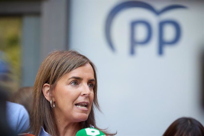 La vicesecretaria de Organización del PP, Carmen Fúnez, atiende a medios, en la puerta de la sede del PP, a 16 de agosto de 2024, en Madrid (España).