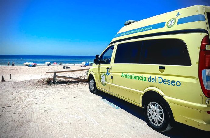 Imagen de la "Ambulancia del Deseo" en la playa