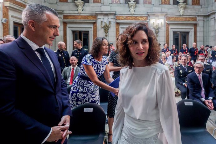 La presidenta de la Comunidad de Madrid, Isabel Díaz Ayuso, a su llegada al acto de entrega de las Palomas de Bronce-Bomberos de Madrid, en la Casa de la Villa, a 15 de agosto de 2024