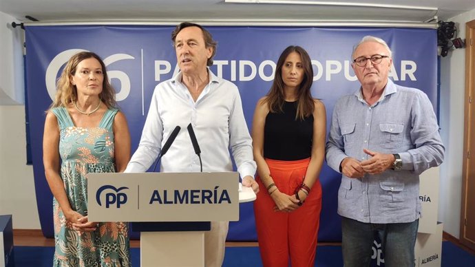 Los diputados nacionales del Partido Popular (PP) de Almería Rafael Hernando y Ana Martínez Labella y los senadores Carmen Belén López y Jesús Caicedo en una rueda de prensa.