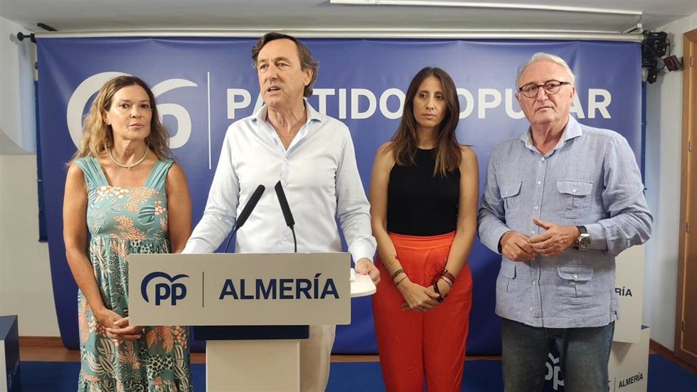 Los diputados nacionales del Partido Popular (PP) de Almería Rafael Hernando y Ana Martínez Labella y los senadores Carmen Belén López y Jesús Caicedo en una rueda de prensa.