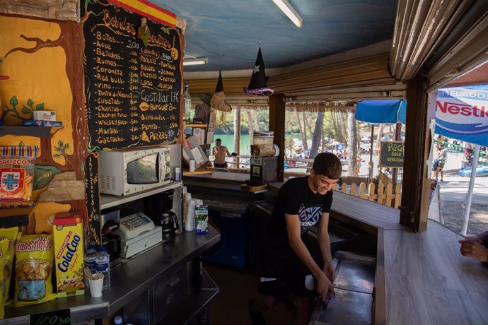 Archivo - Un camarero trabajando en un kiosko de comida y bebida 