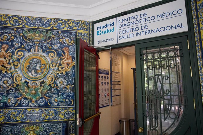 Acceso al centro de vacunación internacional de Madrid Salud, a 16 de agosto de 2024, en Madrid (España). 